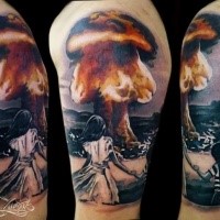 Realismusstil farbiger Oberarm Tattoo der realistischen Explosion mit Kindern