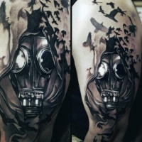 Realismus Stil farbiges Schulter Tattoo vom Mann mit Gasmaske