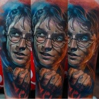Realismus Stil farbiges Schulter Tattoo mit Harry Potters Porträt