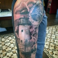 Realismus Stil farbiges Schulter Tattoo von Leuchtturm mit Blitz und Kompass