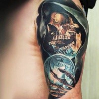 Realismus Stil gefärbtes Schulter Tattoo des Skeletts in Kapuze mit magischer Kugel