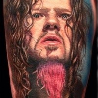 Realismus Stil farbiges Schulter Tattoo mit Porträt des gruseligen Mannes