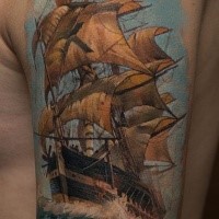 Realismus Stil farbiges Schulter Tattoo mit sehr detailliertem Segelschiff