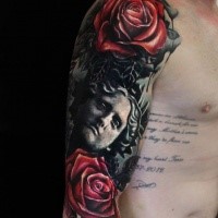 Realismus Stil farbiges Schulter Tattoo mit der Statue und Rosen