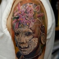 Realismus Stil farbiges Schulter Tattoo von Tribal Porträt des Mannes mit Blumen