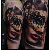 Realismusstil farbiger Oberarm Tattoo der geheimnisvollen Frau mit der Maske