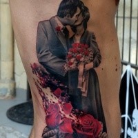 Realismus Stil farbiges Seite Tattoo von küssendem Paar mit Blumen