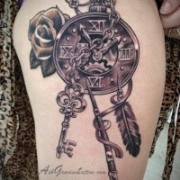 Realismus Stil farbiges Oberschenkel Tattoo mit der alten Uhr, verketteten Schlüssel und Blume