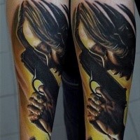 Realismus Stil buntes Unterarm Tattoo Frau mit moderner Pistole