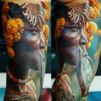 Realismus Stil mehrfarbiges Tattoo mit Urvolk Mann