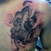 Realismus Stil sehr detailliertes Autoteil Tattoo auf der Brust