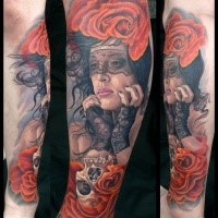 Realismus Stil sehr detailliertes Bein Tattoo mit der schönen Frau mit Rosen und Schädel
