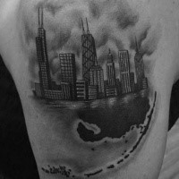 Realismus Stil wunderbar aussehendes schwarzes Schulter Tattoo mit Sehenswürdigkeiten der Stadt