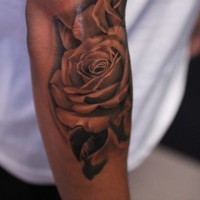 Realistische amerikanische klassische schwarze und graue Rose Tattoo am Arm