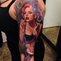 Tatuaje en el brazo, chica de los años 50 y plumas de pavo real