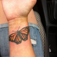 realistico farfalla tatuaggio idea per donne su polso