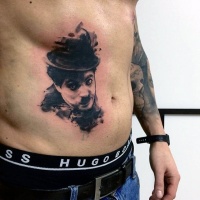 Tatuaje  de retrato de Charlie Chaplin divertido en el  vientre