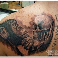 Realistischer Schimpanse und Schädel Tattoo am Rücken