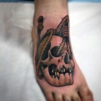 Realistischer farbiger menschlicher Schädel mit Seil Tattoo am Fuß