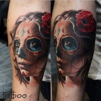 realistico colorato ragazza giorno dei morti con fiore rosso tatuaggio  su braccio