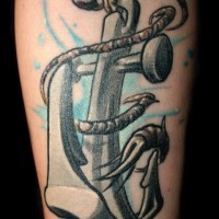 Tatuaje en la pierna,
ancla gris con cuerda