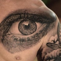 Realistisches detailliertes schwarzgraues Auge Tattoo an der Brust