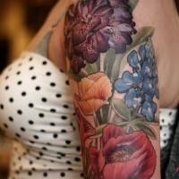 Tatuaje de flores silvestres en el brazo