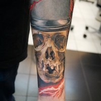 Realistischer detaillierter Schädel im Hut Unterarm Tattoo