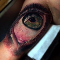 Realistisches schreckliches menschliches Auge Tattoo am Arm von Pedro Acosta