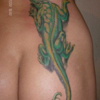 Tatuaje en la  nalga, lagarto verde con cola larga
