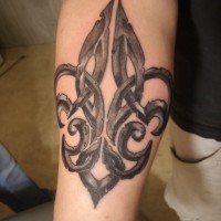Tatuaje en el antebrazo,
 flor de lis metálica