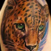 Tatuaggio realistico sul deltoide la faccia del leopardo