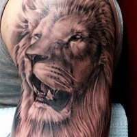Tatuaggio carino sul braccio il leone con la bocca spalancata