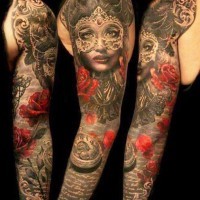 Tatuaje en el brazo, mujer en máscara con reloj y rosas, diseño divino