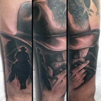 Realistisch aussehender schöner rauchender trauriger Cowboy Tattoo am Arm