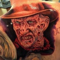 Realistisch aussehendes Tattoo am Rücken von Freddy Kruegers Porträt