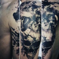 Tatuaje en el brazo, cráneo humano con lobo feroz