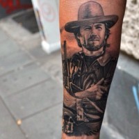 realistico guardando ritratto uomo Clint Eastwood tatuaggio su braccio