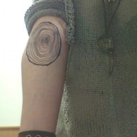 realistico bianco e nero a tema tronco di albero astratto tatuaggio su braccio