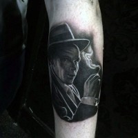 Realistisch aussehender rauchender Mafioso schwarzes Tattoo am Arm