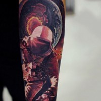 realistico astronauta nello spazio aperto tatuaggio su braccio