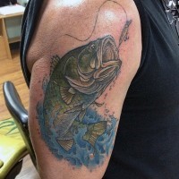 Tatuaje en el brazo,
pez detallado salta del agua