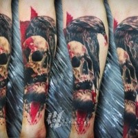 Realistisch aussehendes farbiges Unterarm Tattoo von Krähe mit dem menschlichen Schädel