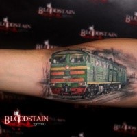 Realista procurando tatuagem colorida antebraço do trem da URSS