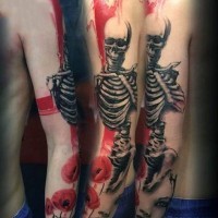 Tatuaje en el brazo, esqueleto realista con retrato de mujer  y amapolas
