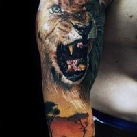 Tatuagem de manga colorida com aspecto realista de leão que ruge com árvores no deserto