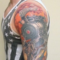 Tatuaje de locomotora de vapor detallada en el hombro