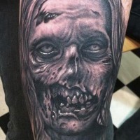 Realistisch aussehendes gruseliges Monster Zombie Frau Tattoo am Unterarm