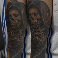 realistico dettagliato scheletro con corvo tatuaggio su braccio