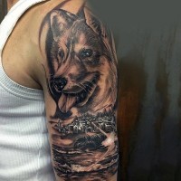 Tatuaje en el brazo, perro hermoso con ciudad y océano colores negro blanco